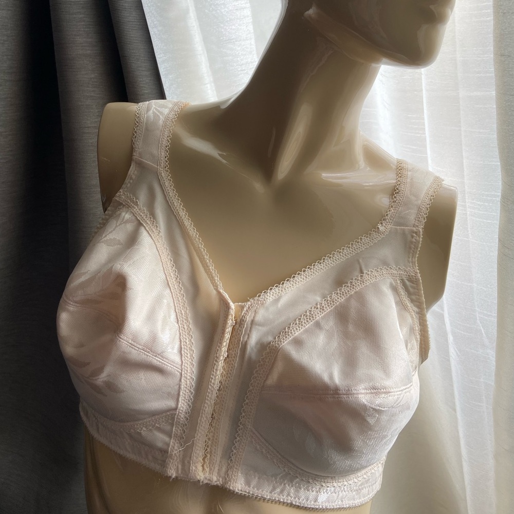 38C 4695 playtex wireless ivory cream front closure bra